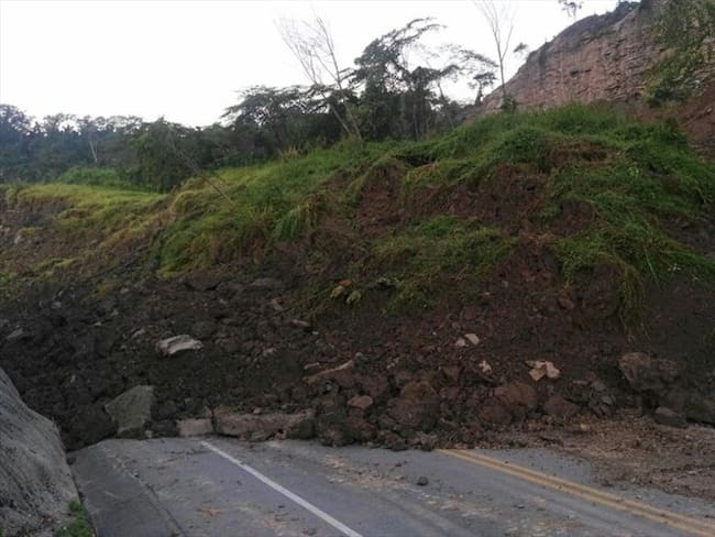 La falla geológica, denominada La Leona, mantiene bloqueada la vía Bucaramanga-Barrancabermeja. Foto: Nataly Ayala | Video: Lorenzo Lizarazo