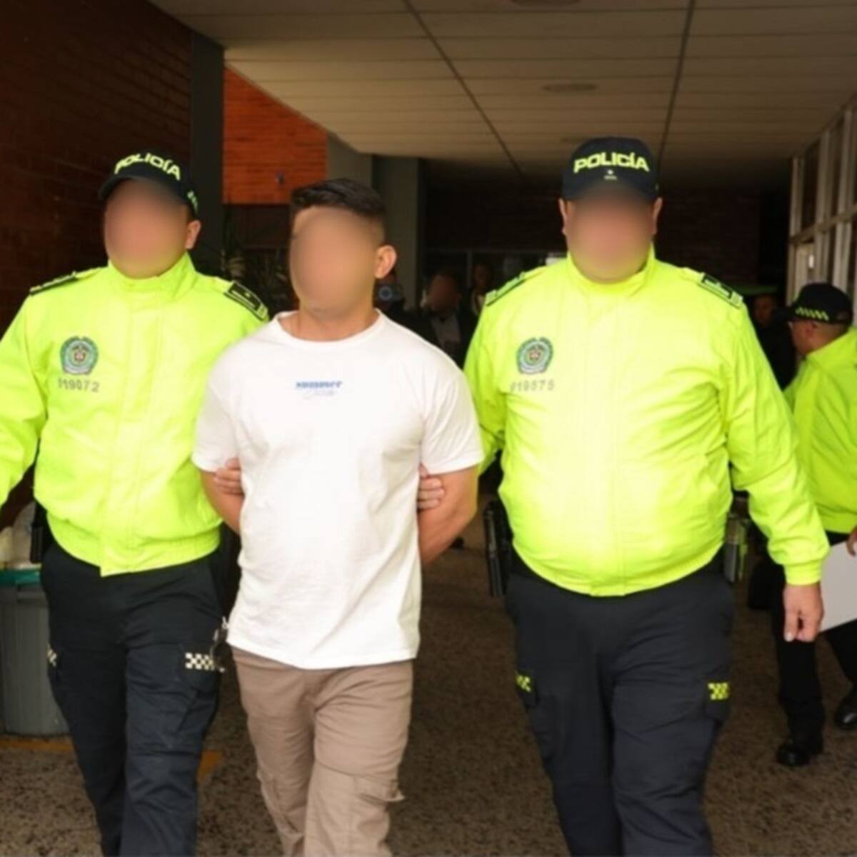 Capturan a policía que al parecer robaba equipajes en el Aeropuerto El Dorado en Bogotá