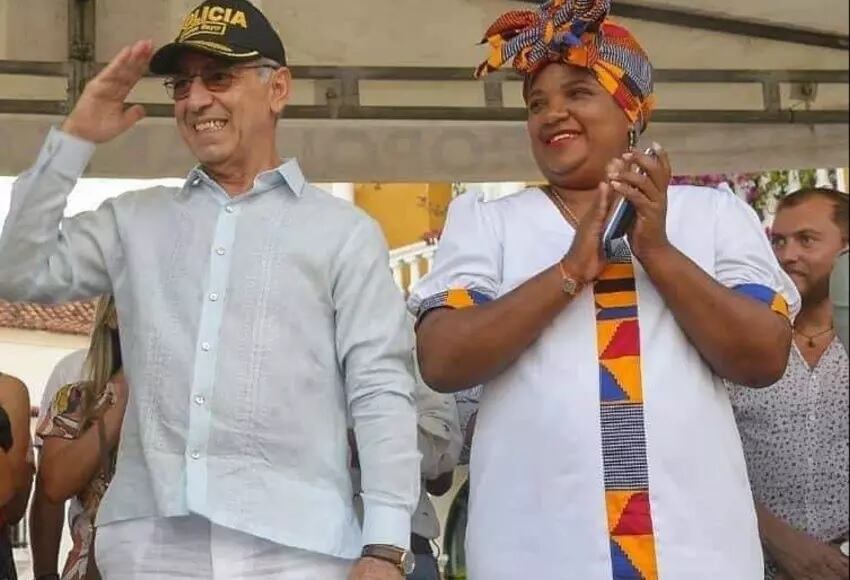 Cynthia Pérez Amador junto al alcalde William Dau el día de su posesión en el barrio La Perimetral. Foto: Cortesía a Rodrigo Rodríguez.