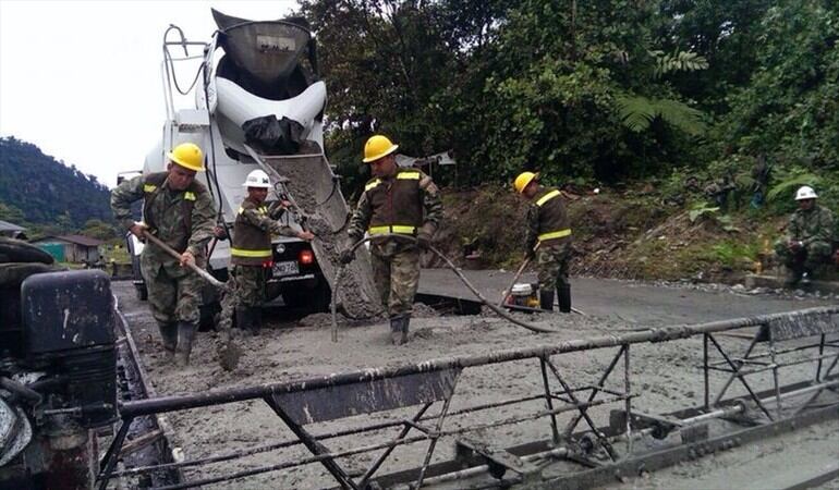 Soldados del Ejército Nacional ayudaran a la construcción de vías en el país . Foto: Ejercito.mil.co
