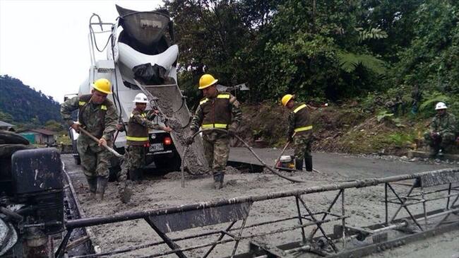 Soldados del Ejército Nacional ayudaran a la construcción de vías en el país . Foto: Ejercito.mil.co