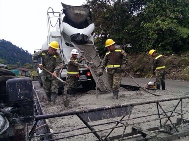 Soldados del Ejército Nacional ayudaran a la construcción de vías en el país . Foto: Ejercito.mil.co