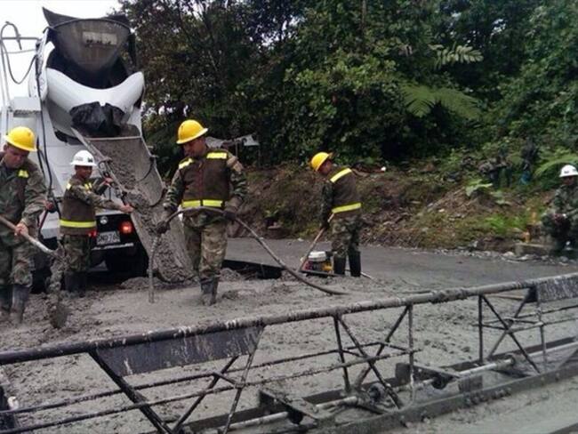 Soldados del Ejército Nacional ayudaran a la construcción de vías en el país . Foto: Ejercito.mil.co