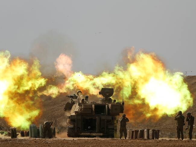 Una unidad de artillería israelí dispara hacia Gaza a lo largo de la frontera en el sur de Israel. EFE/ Atef Safadi