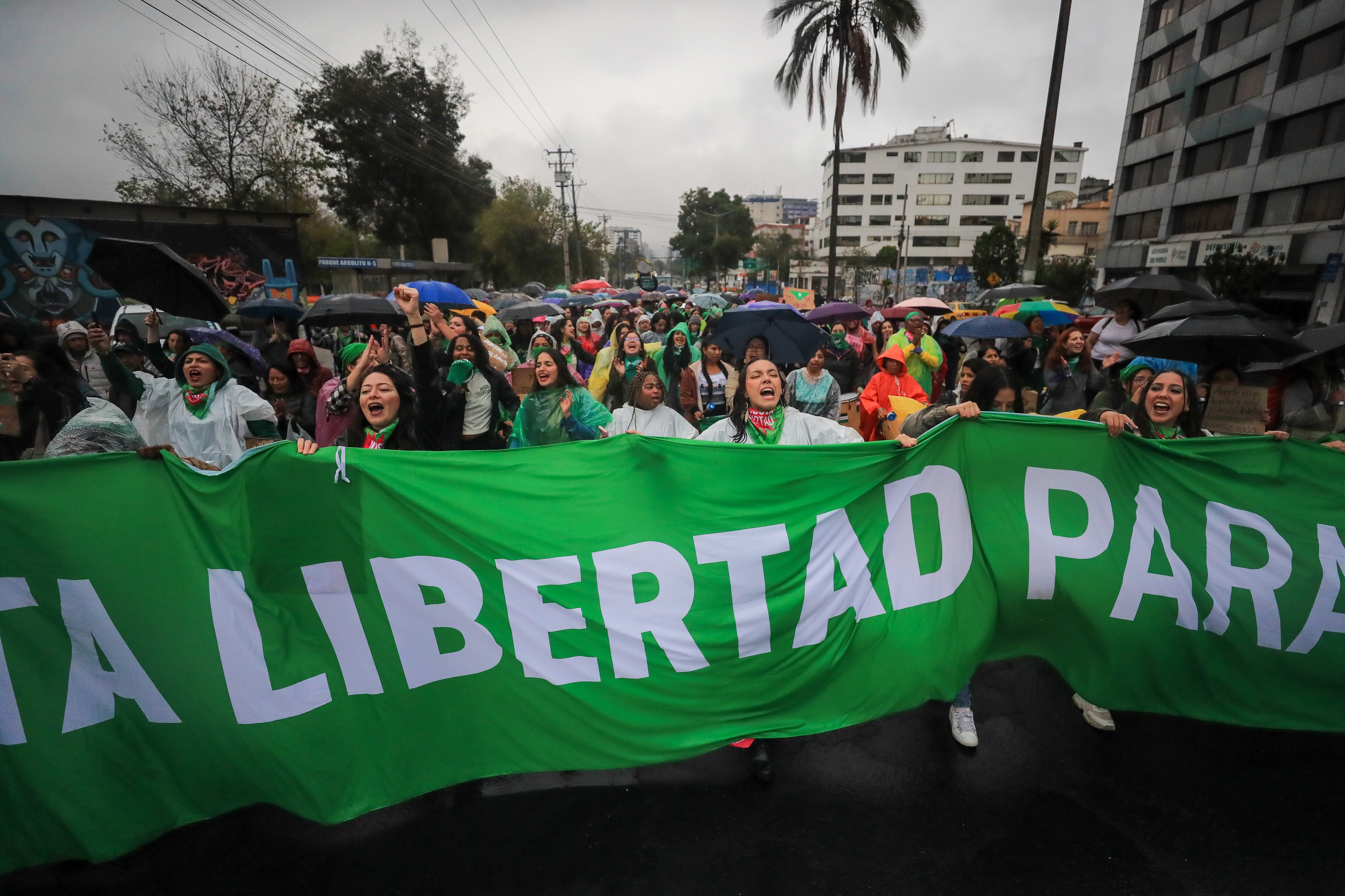 Mujeres se manifiestan durante una marcha para exigir a la Corte Constitucional que elimine el delito de aborto, este sábado en Quito (Ecuador). EFE/José Jácome.