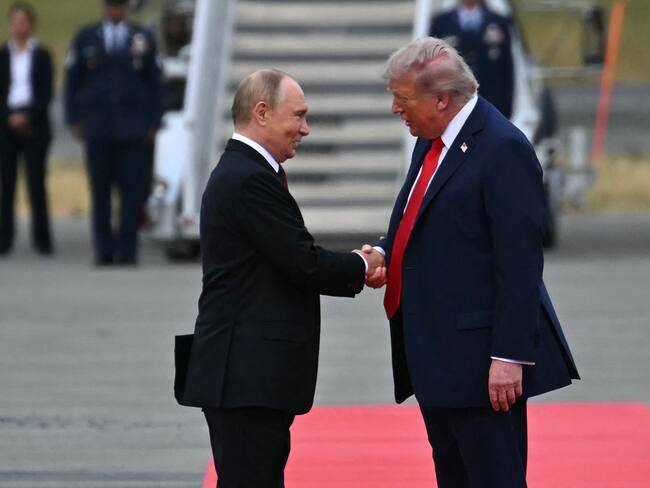 Vladimir Putin, presidente de Rusia y Donald Trump, presidente de Estados Unidos en la Cumbre de Alaska. Foto: ANDREW CABALLERO-REYNOLDS/AFP via Getty Images