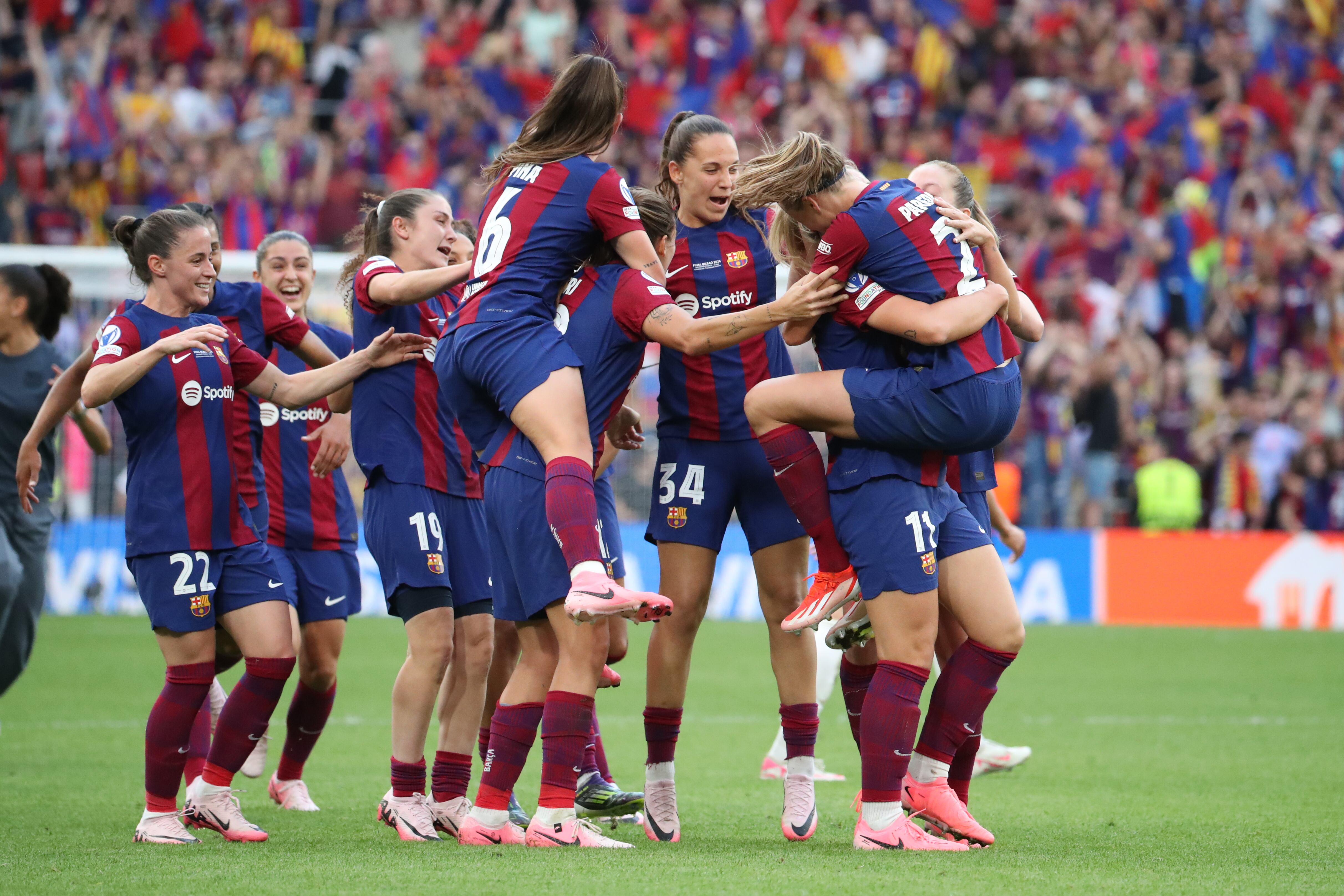 Las jugadoras del FC Barcelona celebran la victoria tras la final de la Liga de Campeones. Foto: EFE/LUIS TEJIDO