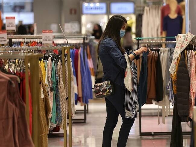 Los ministros del Interior y de Comercio les enviaron una circular a los alcaldes y gobernadores especificando las medidas que deben acatar el tercer día sin IVA. Foto: Colprensa / CAMILA DÍAZ