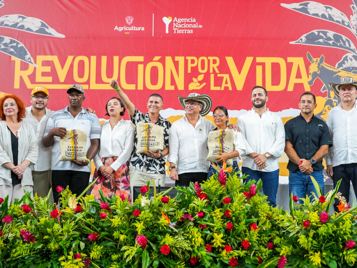 Petro lideró entrega de más de 8 mil hectáreas de tierra a familias campesinas de Córdoba