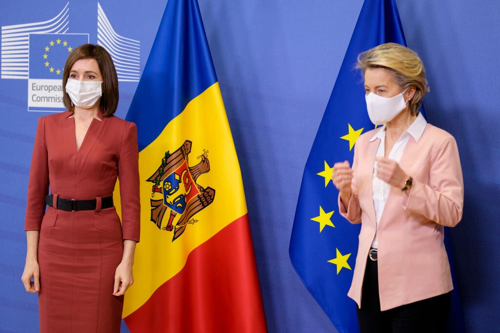 Presidente de Moldavia, Maia Sandu, con la presidenta de la Comisión de la Unión Europea, Ursula von der Leyen. (Photo by Thierry Monasse/Getty Images)