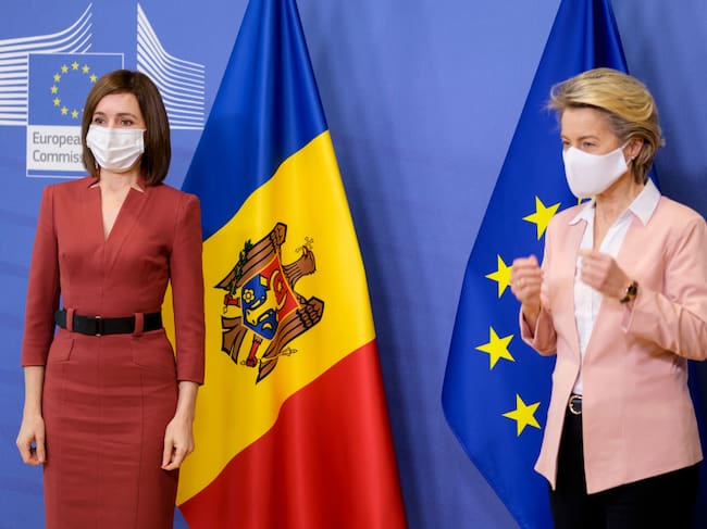 Presidente de Moldavia, Maia Sandu, con la presidenta de la Comisión de la Unión Europea, Ursula von der Leyen. (Photo by Thierry Monasse/Getty Images)