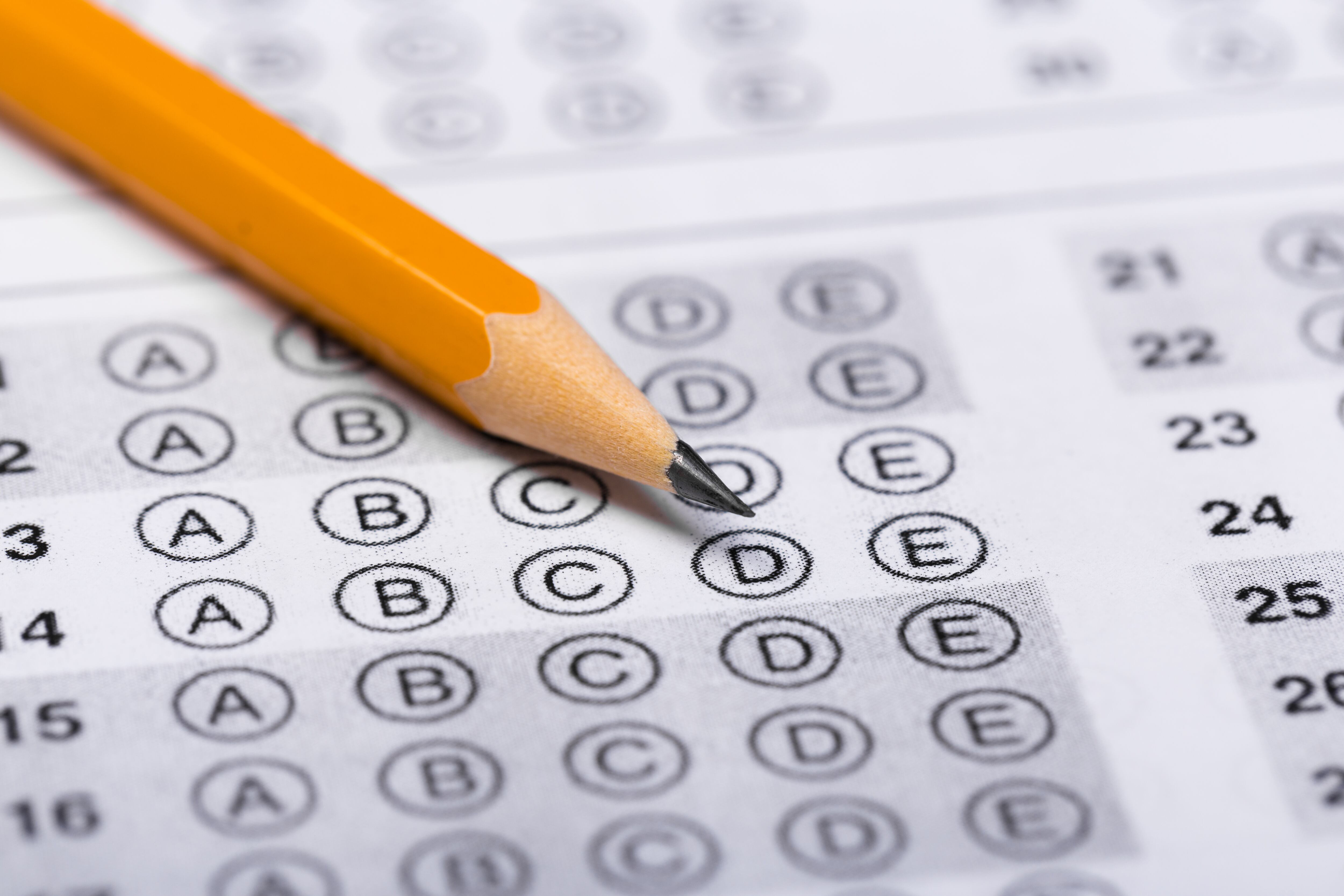 Hoja de examen con un lápiz sobre el campo de respuesta (Getty Images)
