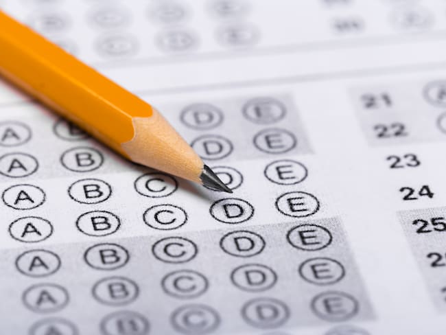 Hoja de examen con un lápiz sobre el campo de respuesta (Getty Images)