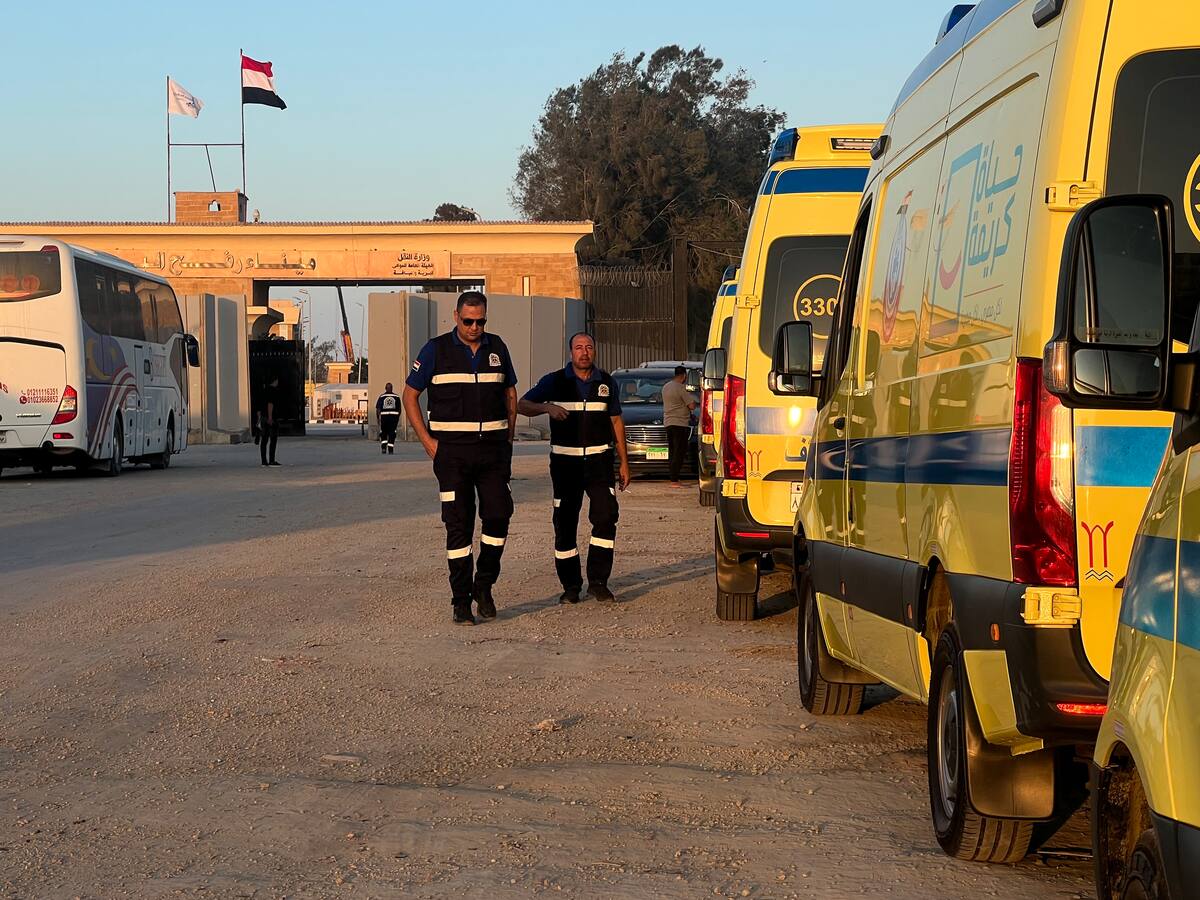 Entran en Gaza 106 camiones con ayuda y 12 ambulancias trasladan heridos a Egipto