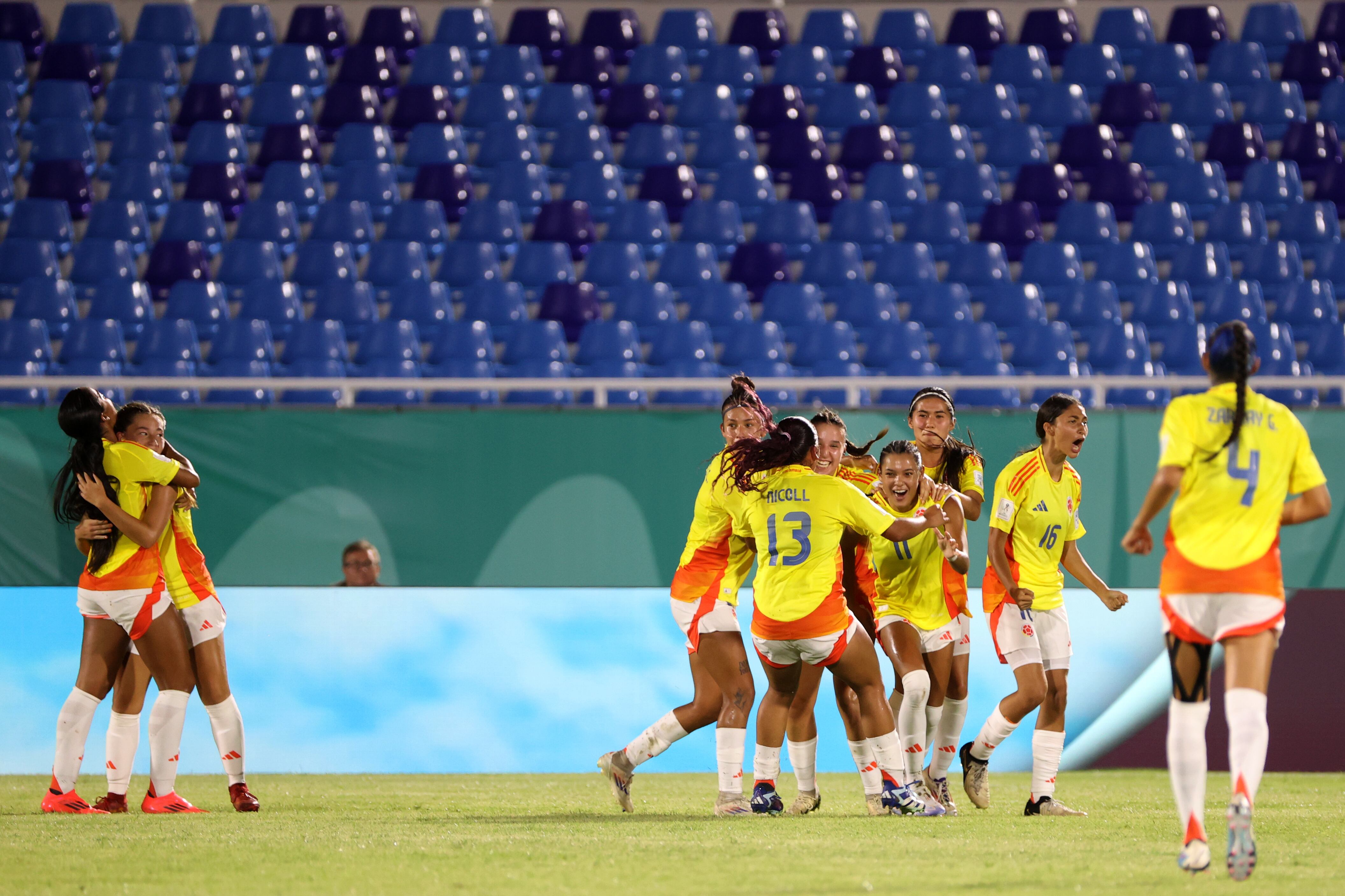 Jugadoras de Colombia en el Mundial femenino sub-17 en el estadio Olímpico Félix Sánchez de Santo Domingo (República Dominicana). Foto: EFE/Orlando Barría