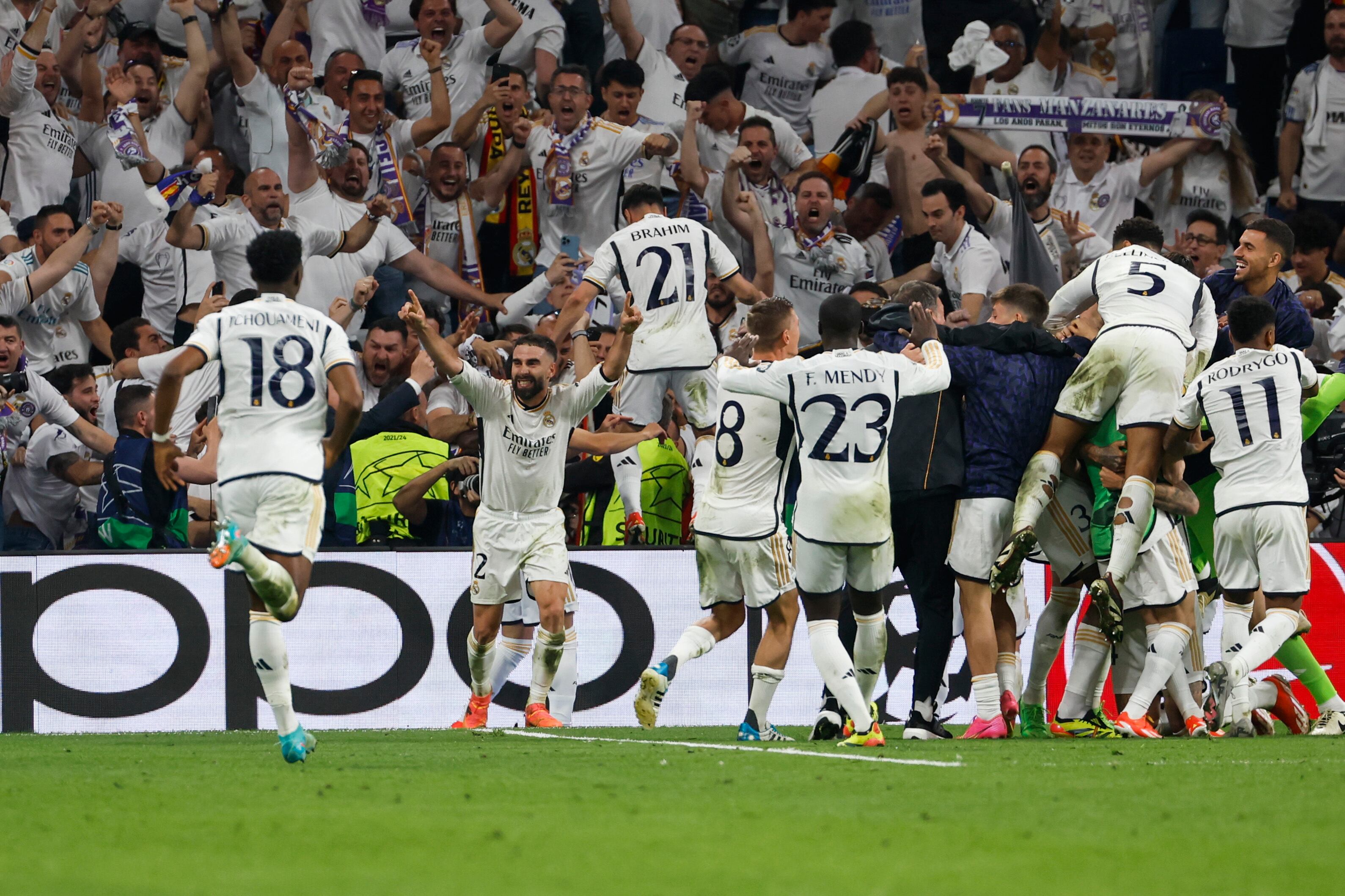 Jugadores del Real Madrid celebran el segundo gol del equipo madridista durante el encuentro correspondiente a la vuelta de las semifinales de la Liga de Campeones que disputaron este miércoles 8 de mayo el Real Madrid y Bayern de Munich en el estadio Santiago Bernabéu, en Madrid. Foto: EFE.