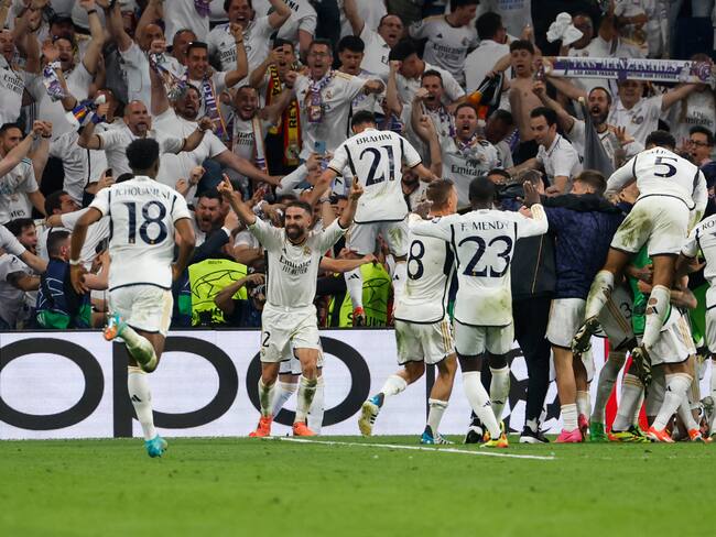 Jugadores del Real Madrid celebran el segundo gol del equipo madridista durante el encuentro correspondiente a la vuelta de las semifinales de la Liga de Campeones que disputaron este miércoles 8 de mayo el Real Madrid y Bayern de Munich en el estadio Santiago Bernabéu, en Madrid. Foto: EFE.