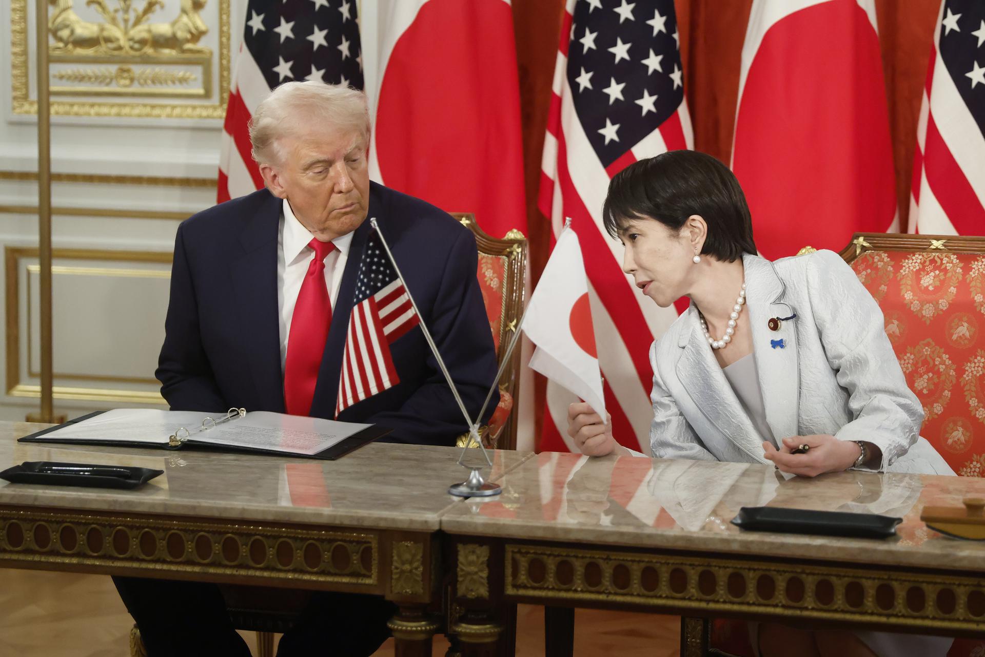 Donald Trump, presidente de Estados Unidos, y Sanae Takaichi, primera ministra de Japón. Foto: EFE/EPA/KIYOSHI OTA / BLOOMBERG POOL