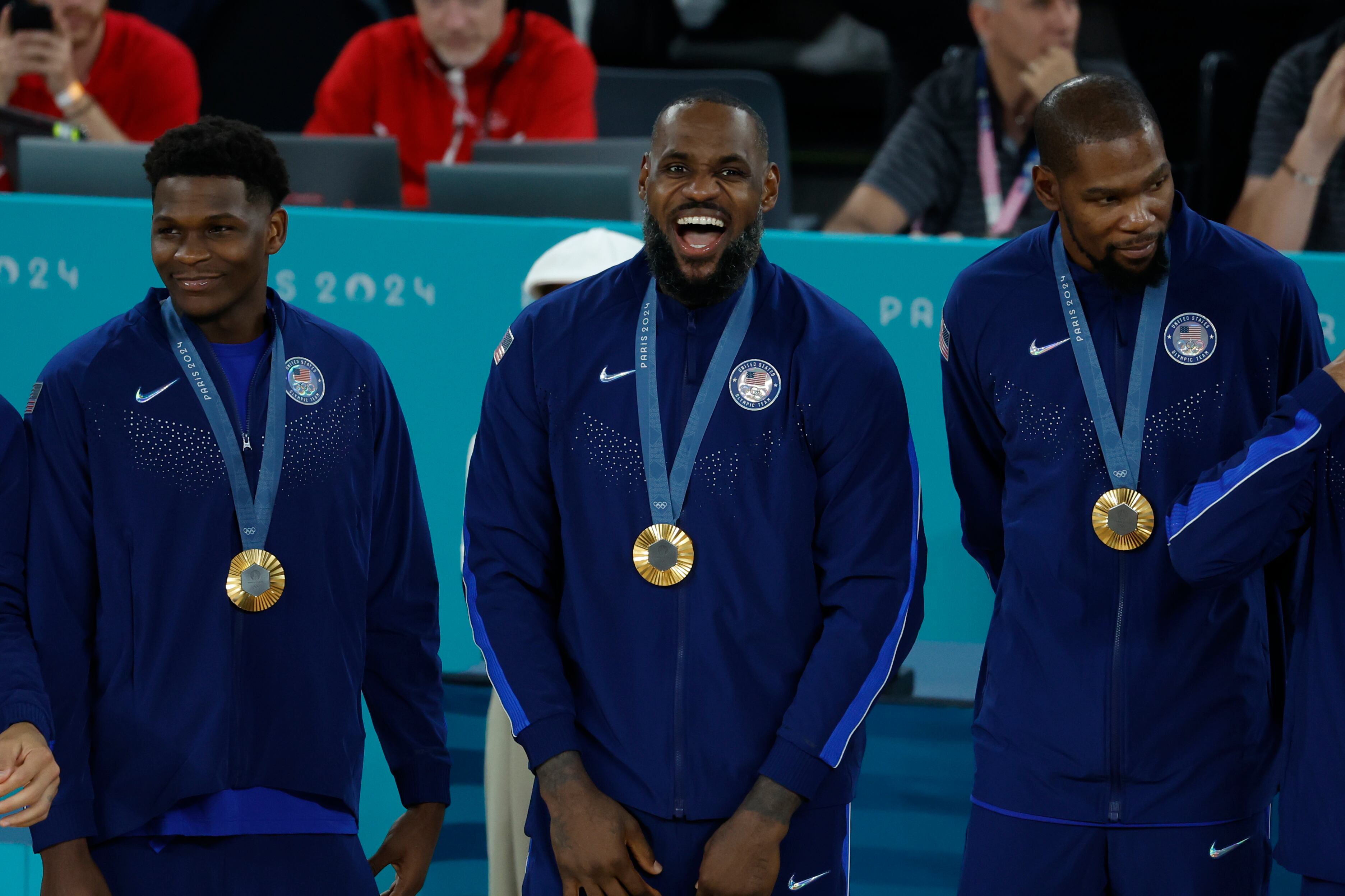 Los jugadores de Estados Unidos (i-d) Anthony Edwards, Lebron James y Kevin Durant celebran con la medalla de oro de Baloncesto masculino, entre Francia y EEUU, de los Juegos Olímpicos de París 2024 este sábado, en el Bercy Arena de la capital gala. EFE/ Juanjo Martin
