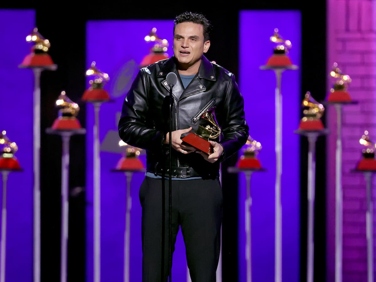 Video: Silvestre Dangond rompió en llanto al recibir su Latin Grammy