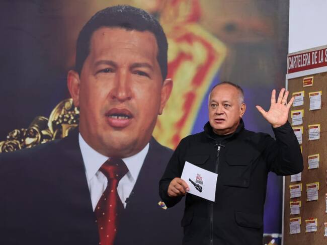 AME3351. CARACAS (VENEZUELA), 04/06/2025.- Fotografía cedida por prensa del Ministerio de Interior, Justicia y Paz donde se observa al ministro de esa cartera, Diosdado Cabello, hablando en el programa 'Con el mazo dando' este miércoles, en Caracas (Venezuela). Cabello informó sobre la detención de un segundo supuesto agente de la Administración para el Control de Drogas de Estados Unidos (DEA). EFE/ Ministerio de Interior Justicia y Paz /SOLO USO EDITORIAL/SOLO DISPONIBLE PARA ILUSTRAR LA NOTICIA QUE ACOMPAÑA (CRÉDITO OBLIGATORIO)