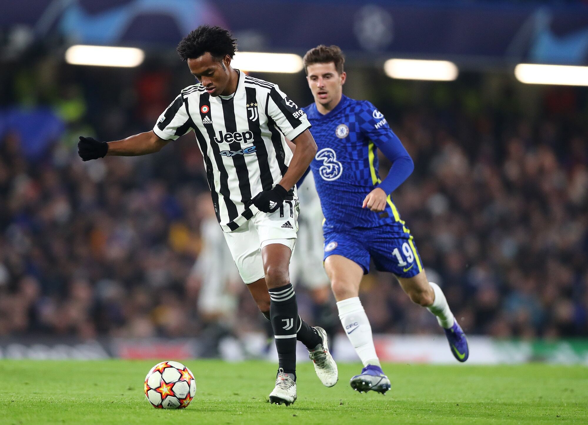 Juan Guillermo Cuadrado y Mason Mount en el partido entre el Chelsea y la Juventus