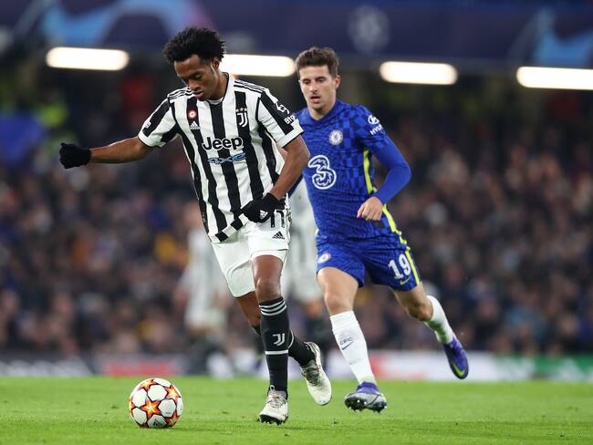 Juan Guillermo Cuadrado y Mason Mount en el partido entre el Chelsea y la Juventus