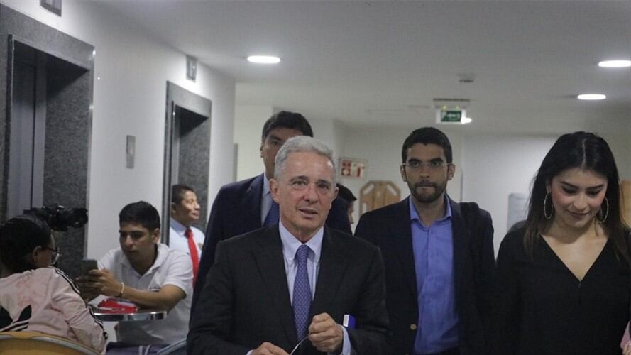 Álvaro Uribe visitó la cabina de La W después de más de 2 años de ausencia. Foto: La WCon Vicky Dávila