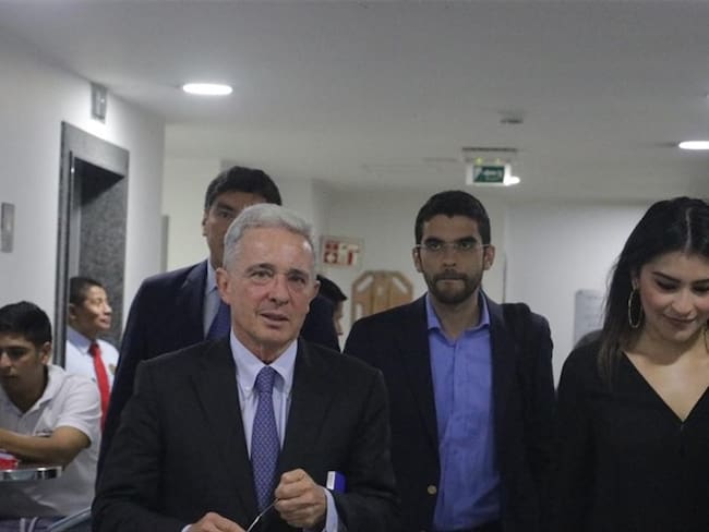 Álvaro Uribe visitó la cabina de La W después de más de 2 años de ausencia. Foto: La WCon Vicky Dávila