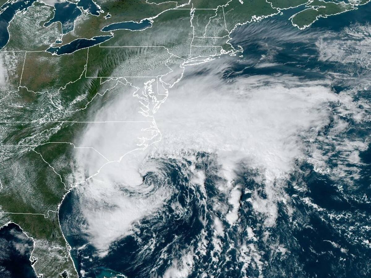 Tormenta tropical Ophelia se fortalece mientras se aproxima a Carolina del Norte, EE.UU.