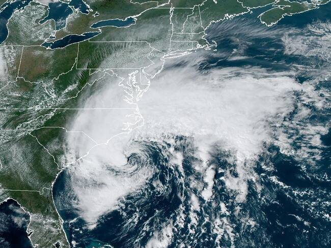 USA9174. MIAMI (FL, EEUU), 22/09/2023.- Fotografía satelital cedida por la Oficina Nacional de Administración Oceánica y Atmosférica (NOAA) a través del Centro Nacional de Huracanes (NHC) de Estados Unidos donde se muestra la localización de la tormenta tropical Ophelia en el Atlántico frente a las costas estadounidenses. La tormenta tropical Ophelia se formó este viernes en aguas del Atlántico cerca de la franja costera de Carolina del Norte, en el este de Estados Unidos, y se espera que toque tierra mañana sábado en algún punto de esa costa, informó el Centro Nacional de Huracanes (NHC) estadounidense. EFE/NOAA-NHC /SOLO USO EDITORIAL /NO VENTAS /SOLO DISPONIBLE PARA ILUSTRAR LA NOTICIA QUE ACOMPAÑA /CRÉDITO OBLIGATORIO