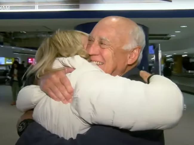 ‘Milagro navideño’: Hombre conoce a sus hermanos después de ser adoptado hace 75 años