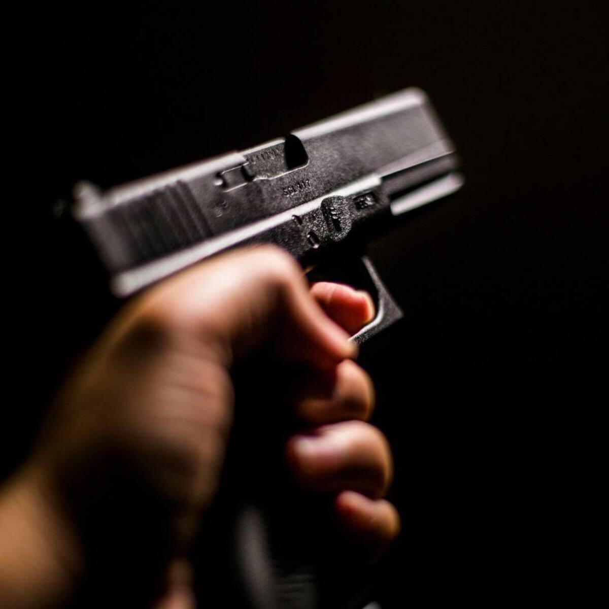 Ataque armado en un puente peatonal deja a un joven herido en Bogotá