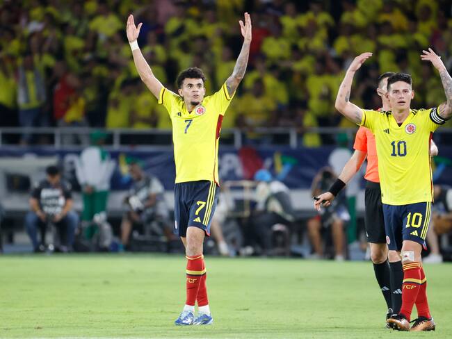 AMDEP3246. BARRANQUILLA (COLOMBIA), 16/11/2023.- Luis Díaz de Colombia celebra su segundo gol con James Rodríguez hoy, en un partido de las Eliminatorias Sudamericanas para la Copa Mundial de Fútbol 2026 entre Colombia y Brasil en el estadio Metropolitano en Barranquilla (Colombia). EFE/ Mauricio Dueñas Castañeda