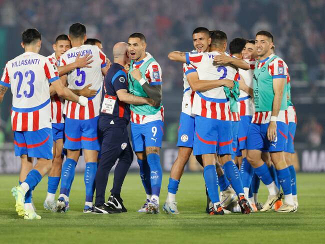 AMDEP6859. ASUNCIÓN (PARAGUAY), 10/09/2024.- Jugadores de Paraguay celebran al final este martes, de un partido de las eliminatorias sudamericanas para el Mundial de 2026 entre Paraguay y Brasil en el estadio Defensores del Chaco en Asunción (Paraguay). EFE/ Juan Pablo Pino