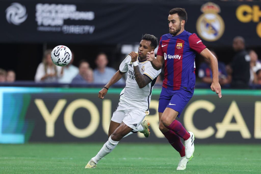 Rodrygo del Real Madrid (izquierda) y Eric Gracía del Barcelona (derecha). Real Madrid vs. Barcelona. 29 de julio de 2023 Estados Unidos. Foto: Omar Vega/Getty Images.