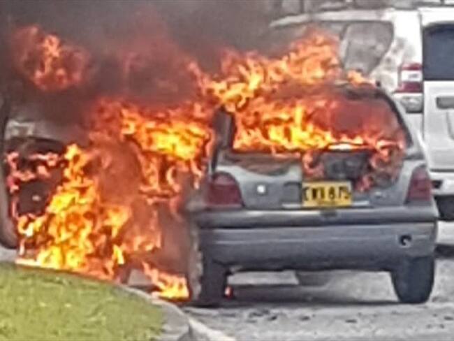 Incendio de vehículo en Manizales. Foto: Suministrada.