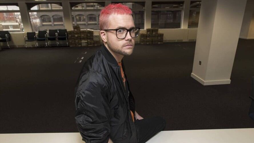 Christopher Wylie posa para EL PAÍS tras la entrevista. Foto: El País