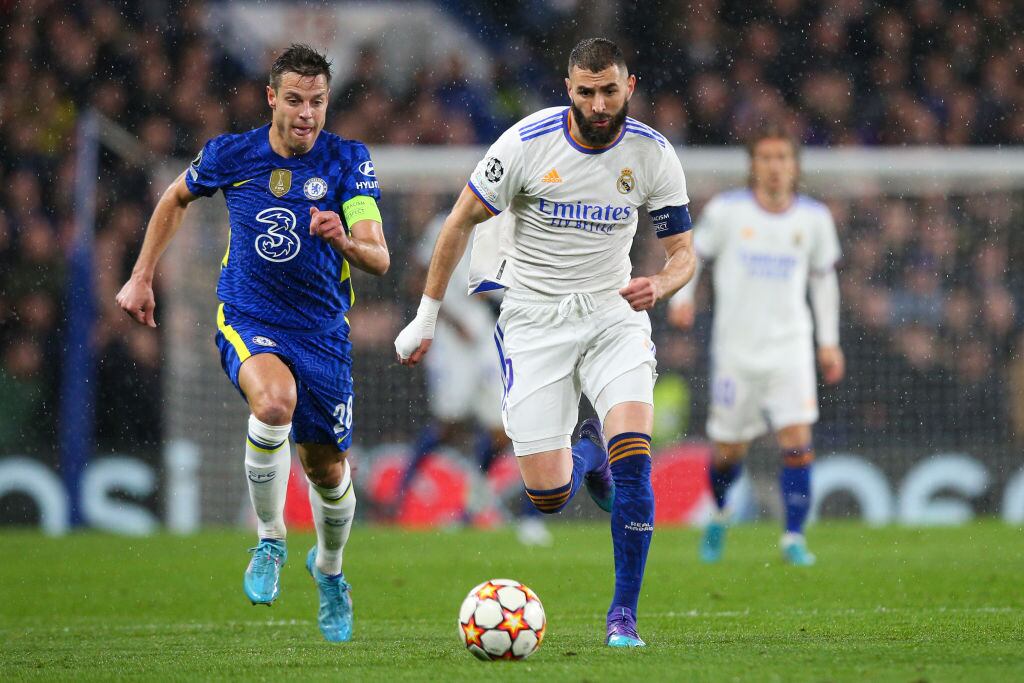 Karim Benzema del Real Madrid y Cesar Azpilicueta delChelsea (Photo by Craig Mercer/MB Media/Getty Images)