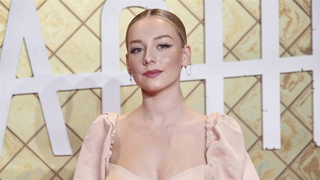 Ester Expósito y su bronceado con bikini rojo. Foto: Getty