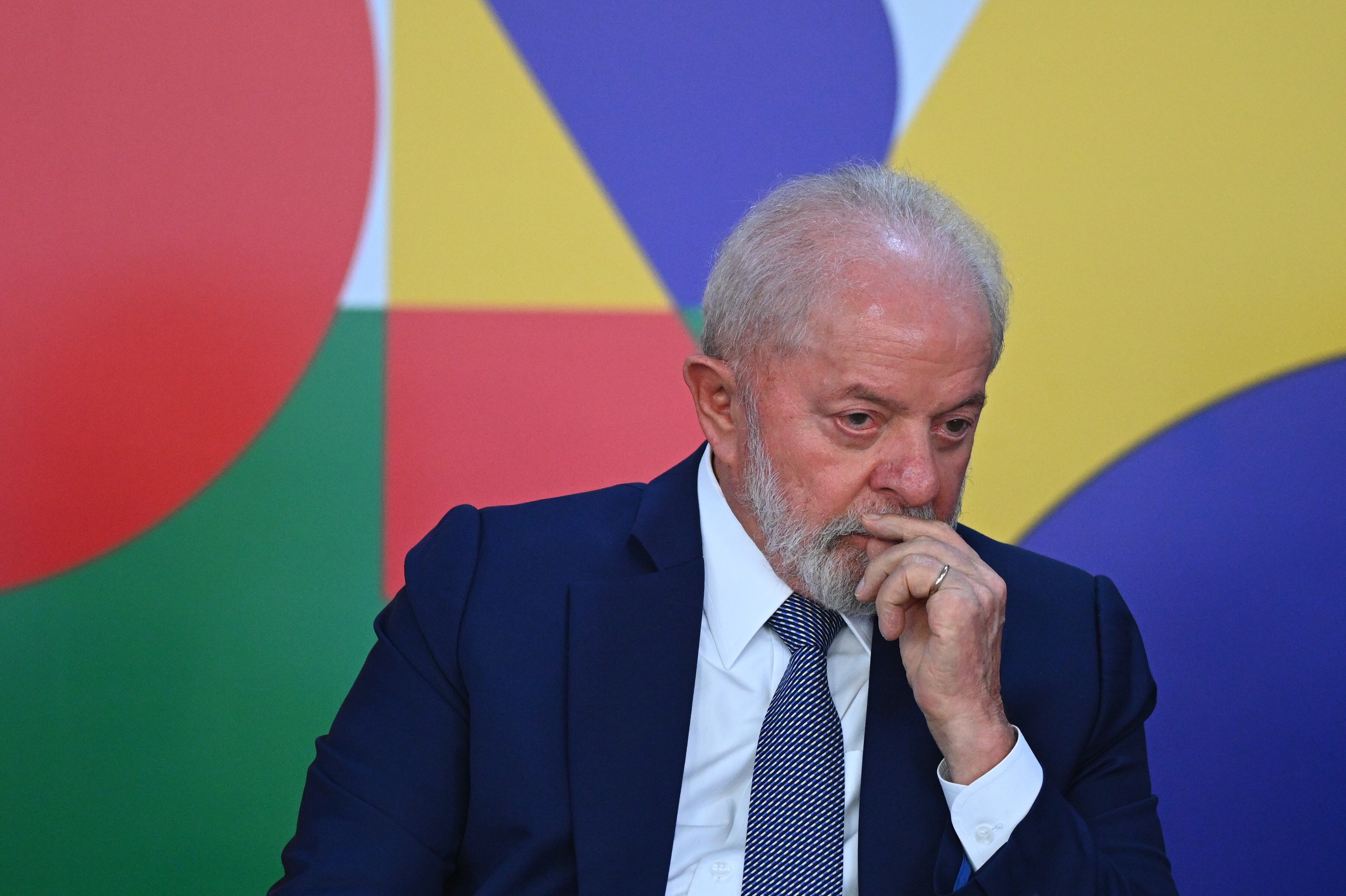 AME7187. BRASILIA (BRASIL), 16/11/2023.- El presidente de Brasil, Luiz Inácio Lula da Silva, participa en una ceremonia de sanción del proyecto de ley que regula la profesión de sanitario hoy, en el Palácio del Planalto, en Brasilia (Brasil). EFE/Andre Borges