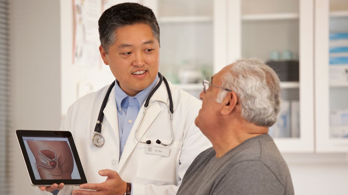 ¿Orinar sentado disminuye el riesgo de desarrollar cáncer de próstata? Experto dio detalles