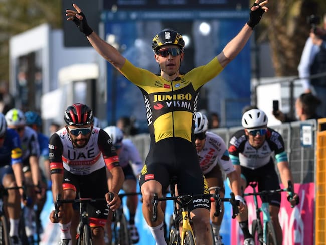 Wout Van Aert festeja la victoria en la primera etapa de la Tirreno-Adriático.