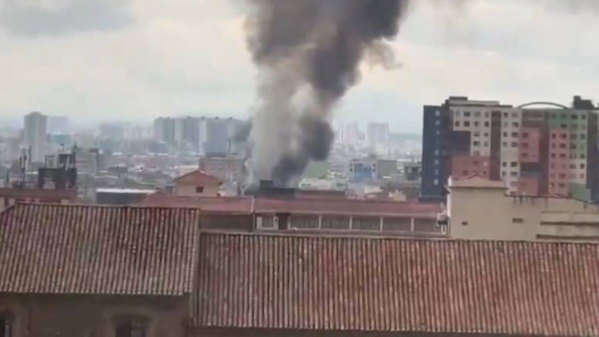 Incendio en bodega de repuestos en el centro de Bogotá está controlado en un 70%