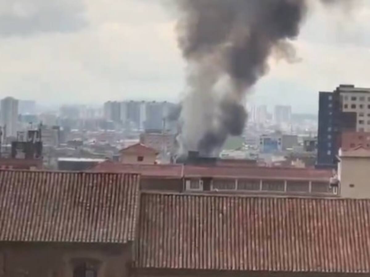 Incendio en bodega de repuestos en el centro de Bogotá está controlado en un 70%