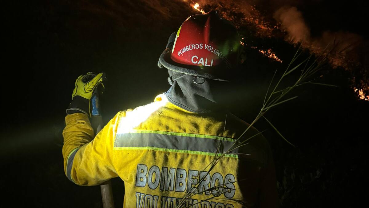 Controlado incendio forestal en el cerro de las Tres Cruces tras más de 7 horas de labores