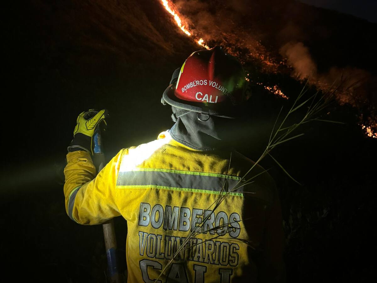 Controlado incendio forestal en el cerro de las Tres Cruces tras más de 7 horas de labores