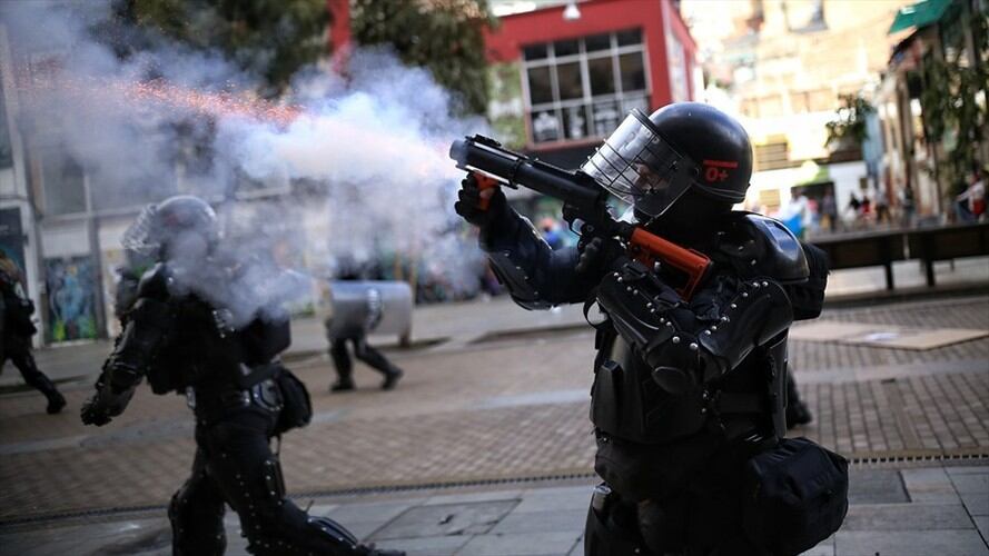 Carlos Camargo advirtió sobre posibles incumplimientos de protocolos en disparo de municiones de gas, bombas aturdidoras y posible violación a manipulación de municiones. Foto: Getty Images / SERGIO ACERO