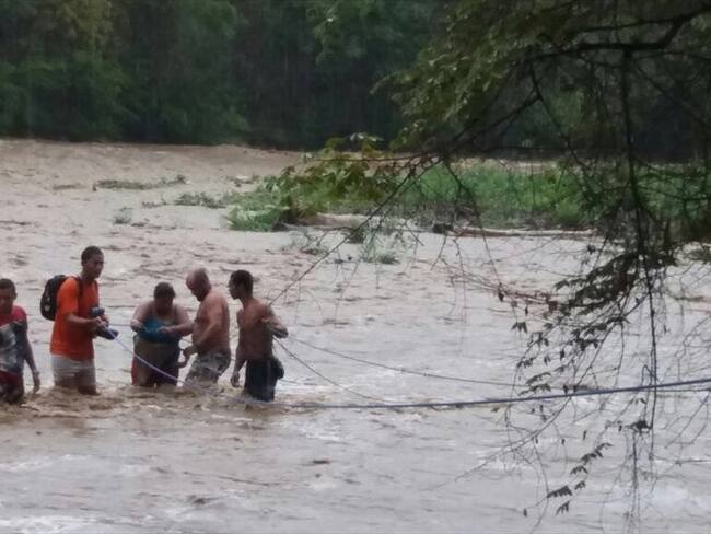 Por aumento de creciente del río Frío 15 personas quedaron atrapadas en una isla