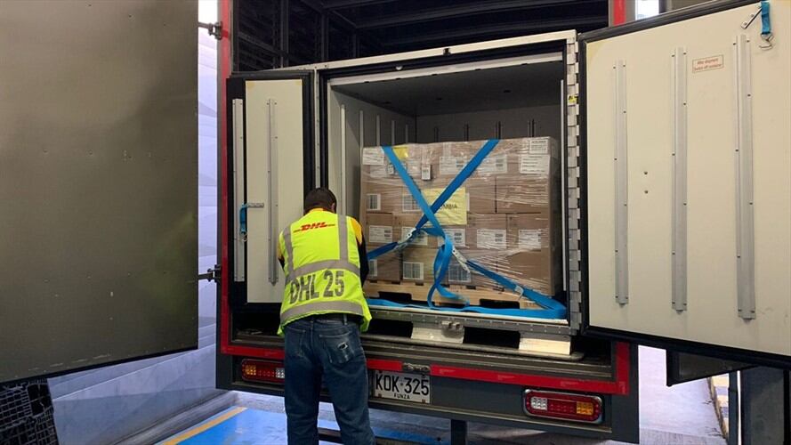 Aterrizaron en el país 326.000 dosis de la vacuna contra el COVID-19 de la farmacéutica AstraZeneca . Foto: Cortesía Ministerio de Salud